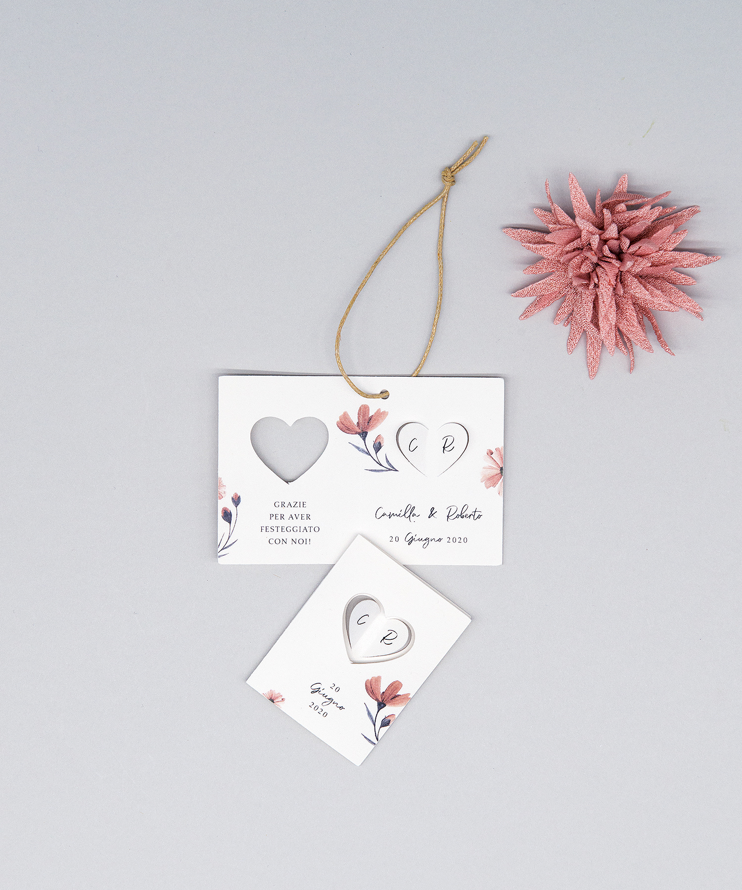 Bigliettino per bomboniera: Cuore intagliato "Fiore rosa"